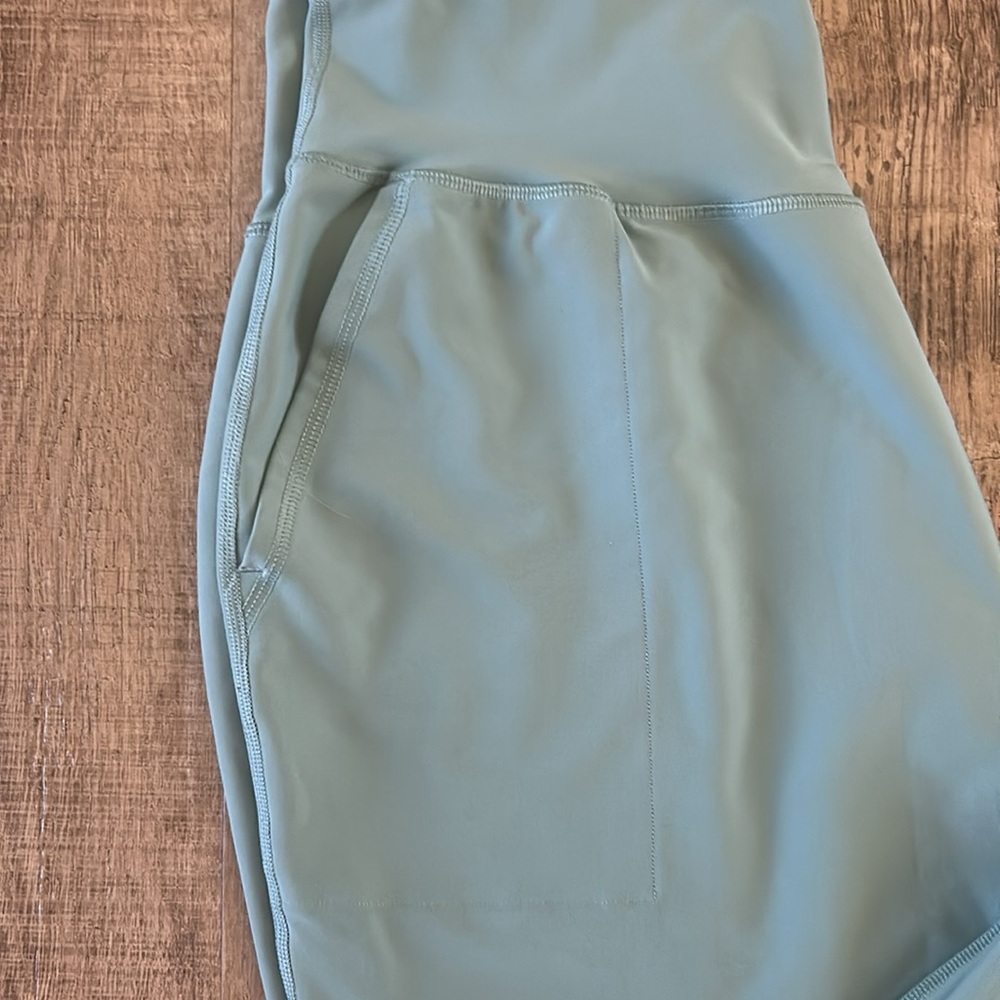 Women’s Old Navy sage green high rise cuffed legging confortable Size LARGE - Picture 2 of 5